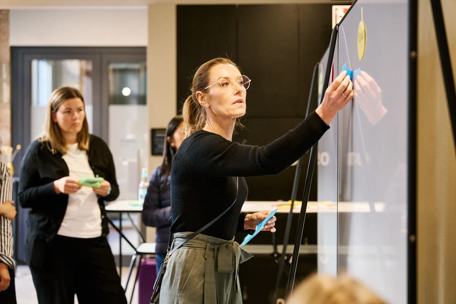 Co-Creation am Whiteboard während der Discovery Experience